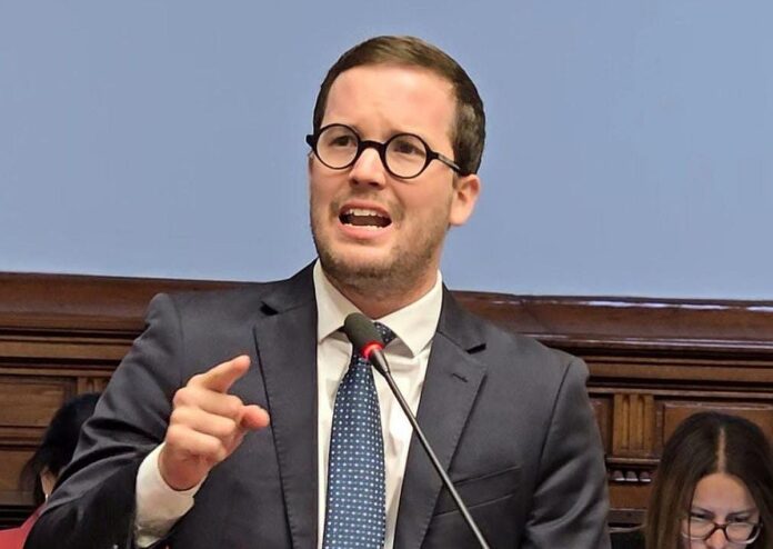 alejandro-cavero-renuncia-al-partido-avanza-pais-pero-permanece-en-la-bancada-parlamentaria