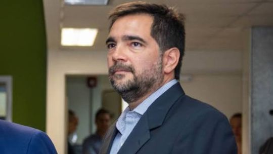 ¿quien-es-el-exfuncionario-cuyas-propiedades-contenian-2,4-millones-de-dolares,-drogas-y-equipo-de-espionaje?