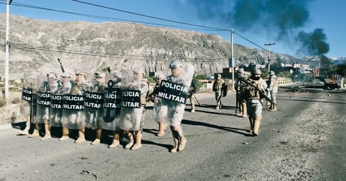 la-paz:-fuerzas-del-orden-desbloquean-rio-abajo
