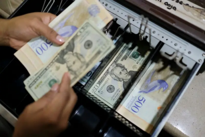 los-venezolanos-apuestan-por-la-dolarizacion-ante-la-acelerada-depreciacion-del-bolivar