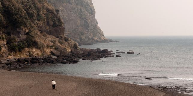 en-coree-du-sud,-sur-«l’ile-des-amoureux»,-la-fotoperiodista-agnes-dherbeys-capte-les-stigmates-d’un-massacre