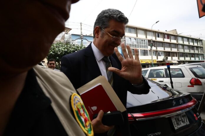 bernardo-pachas-dice-que-seguira-en-la-onpe-hasta-el-3-de-julio:-“el-nuevo-jefe-se-va-a-sentar-con-el-jne-para-proclamar-los-resultados”