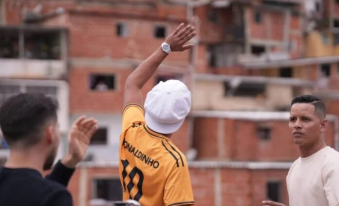 ronaldinho-recorrio-las-calles-de-petare-antes-de-su-partido-por-la-liga-monumental