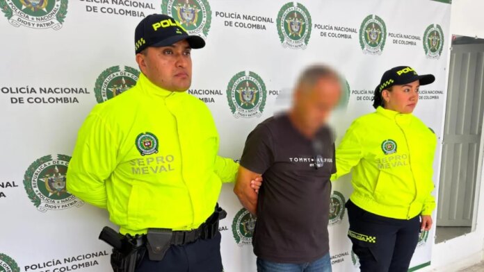 cayo-adulto-mayor-y-profesor-de-un-colegio-de-medellin-que-ofrecia-dinero-a-estudiantes-por-material-pornografico:-tambien-capturan-a-una-proxeneta