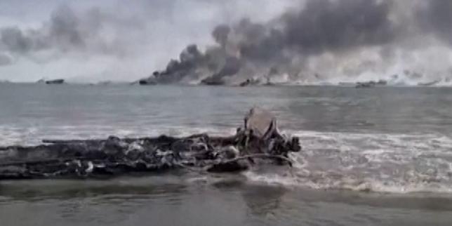video.-ecuador:-un-importante-incendio-provocado-por-los-dizaines-de-bateaux