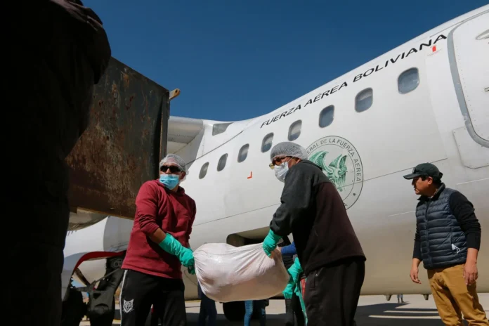 oruro-lleva-7.000-kg-de-pollo-mediante-un-puente-aereo
