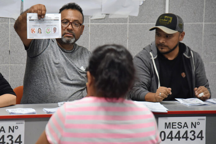 encuesta-a-boca-de-urna-en-peru-arroja-empate-tecnico:-fujimori-mantiene-leve-ventaja-sobre-sanchez