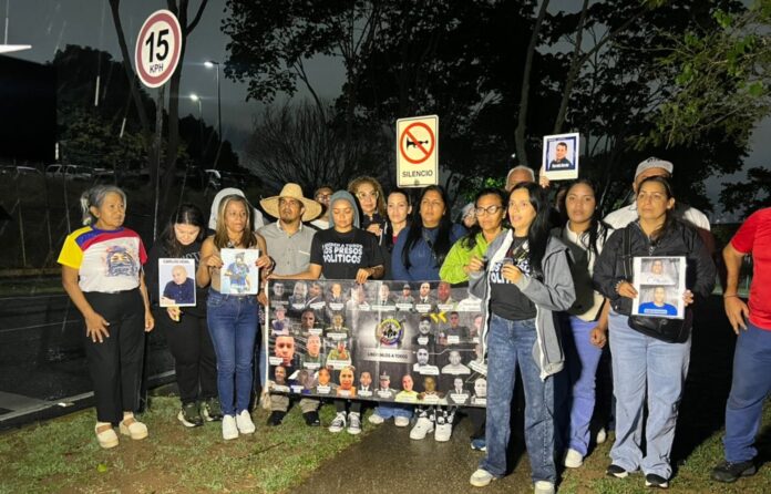 familiares-de-presos-politicos-hicieron-vigilia-frente-a-la-embajada-de-estados-unidos-en-caracas