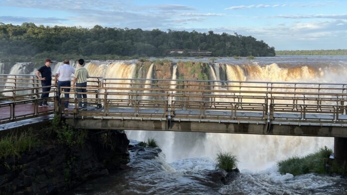 video:-se-le-cayo-el-telefono-celular-en-las-cataratas-del-iguazu-y-salto-de-la-pasarela-para-recuperarlo