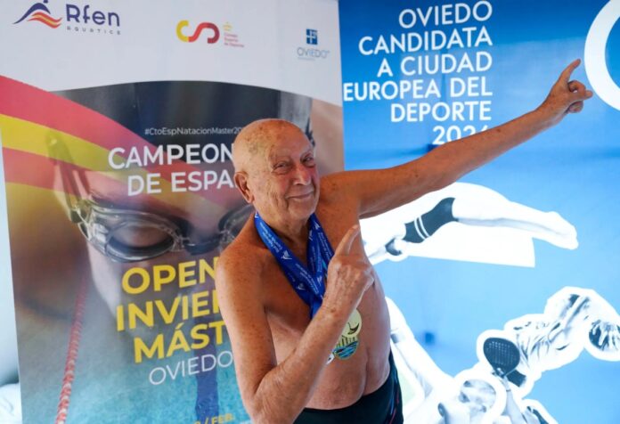el-“incansable”-paco-dominguez:-vivio-en-venezuela-y-recibio-homenaje-por-seguir-nadando-a-sus-98-anos