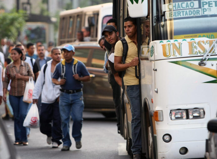 el-drama-de-movilizarse-en-una-venezuela-de-salarios-congelados-y-transporte-en-ruinas