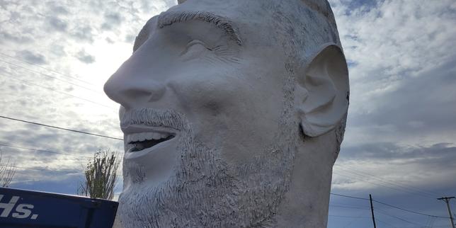 en-argentina,-la-ciudad-de-cutral-co-mise-sur-una-gigantesca-estatua-de-lionel-messi-para-vestir-a-los-turistas.