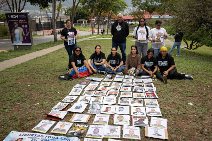 familiares-de-presos-politicos-se-mantienen-en-la-embajada-de-ee-uu-en-caracas:-exigen-ser-atendidos-por-john-barrett