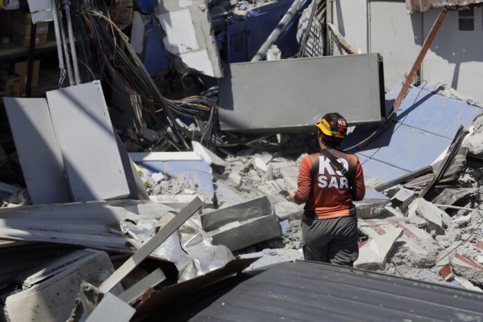 sube-a-37-la-cifra-de-muertos-por-terremoto-de-7,8-en-filipinas
