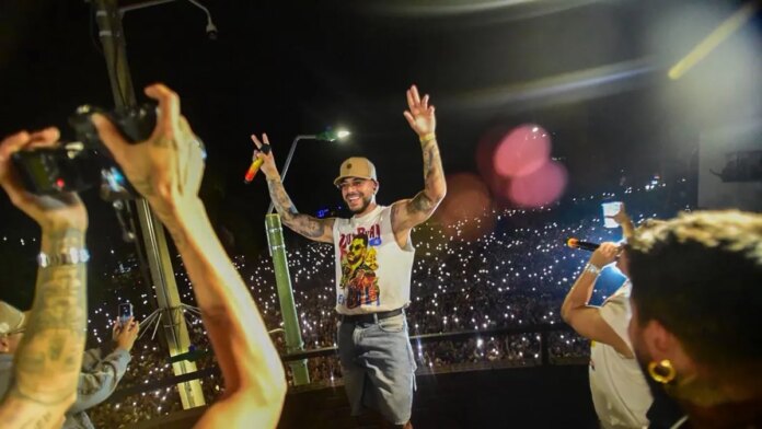 ryan-castro-llego-al-corazon-del-barrio-obrero-de-cali-y-desato-‘la-locura’-a-ritmo-de-salsa-y-reggaeton.
