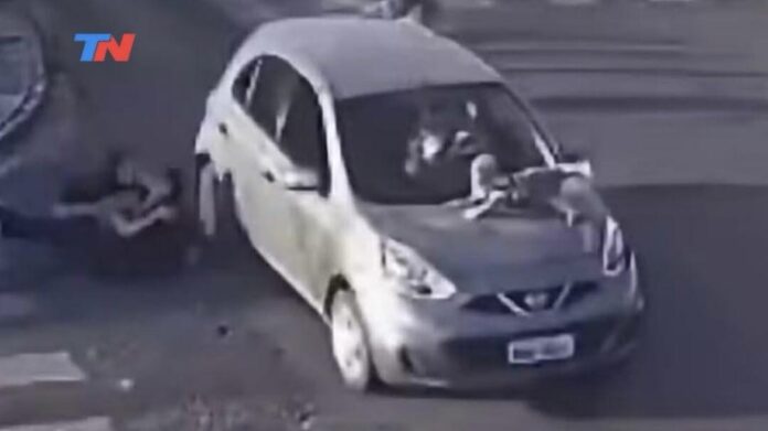 bebe-quedo-atrapado-en-el-capot-de-un-auto-y-fue-arrastrado-varias-cuadras.