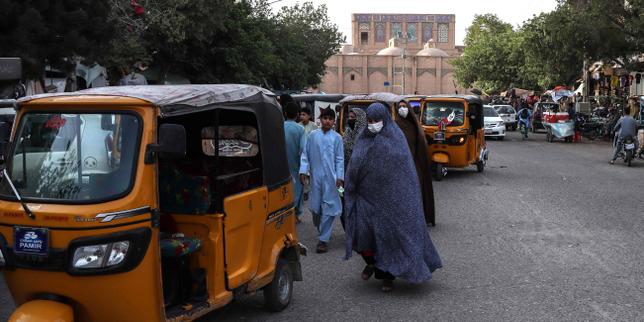 afganistan:-los-talibanes-se-dispersan-y-se-reunen-mujeres-tirando-de-la-falta