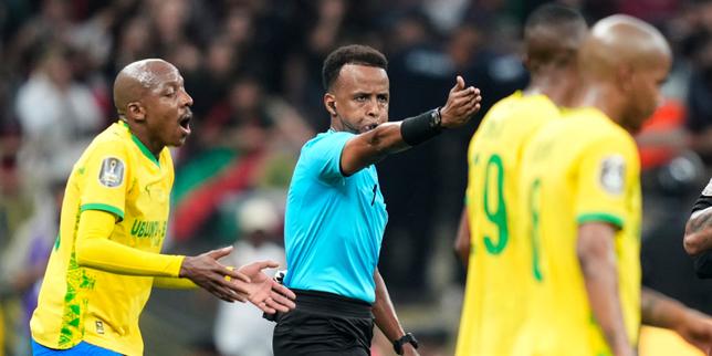 «-el-mundo-del-futbol-pagado-en-el-futbol-»-:-cuando-un-arbitro-somali-que-debe-participar-en-el-mundo-es-rechazado-por-los-estados-unidos