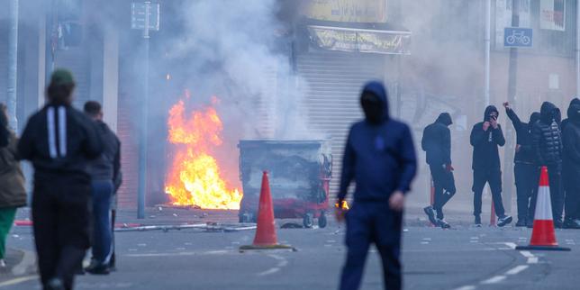belfast:-las-imagenes-de-los-incendios-desaparecidas-por-los-manifestantes-anti-inmigrantes-au-lendemain-d’une-attaque-au-couteau