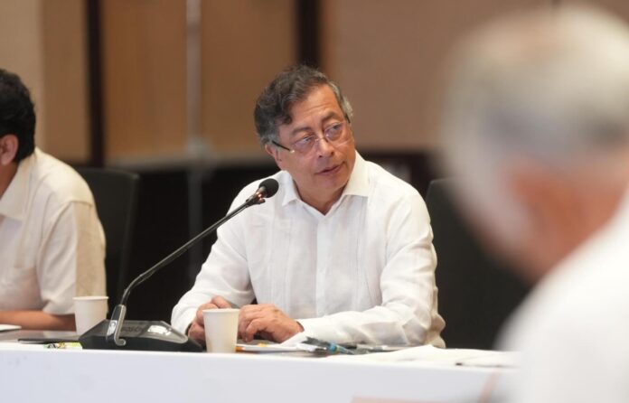 petro-rechaza-la-orden-de-suspension-y-niega-intervencion-politica