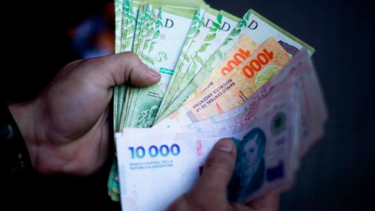 el-peso-argentino-es-su-mayor-caida-en-ocho-semanas-desde-la-liquidacion-de-mitad-de-periodo