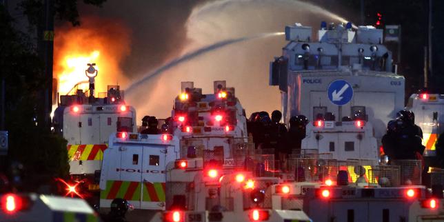 belfast:-nueva-noche-de-violencias,-la-policia-utiliza-un-canon-a-eau-pour-disperser-les-manifestants