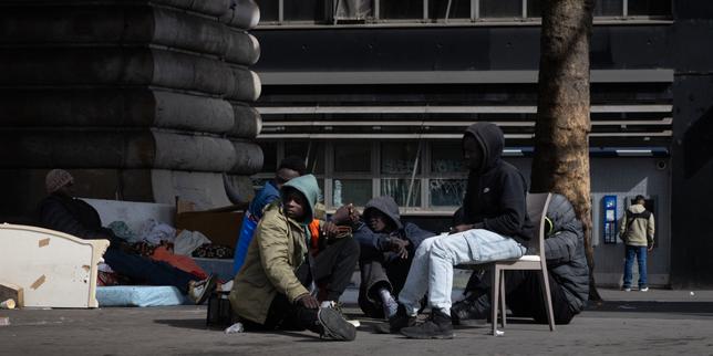 a-paris,-bajo-las-tiendas-del-metro-stalingrado,-«l’errance»-sans-fin-des-exiles