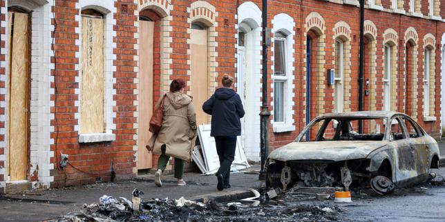 belfast:-des-rassemblements-se-dispersent-dans-le-calme-despues-de-dos-noches-de-violencias-calificadas-de-«racistas»-por-las-autoridades