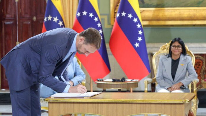 shell-firma-acuerdo-con-delcy-rodriguez-para-desarrollar-campo-de-gas-natural