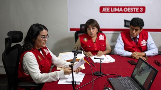 los-candidatos-esperan-el-resultado-con-el-recuento-presidencial-de-peru-al-filo-de-la-navaja