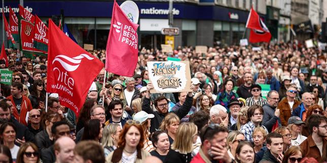 en-belfast,-des-millers-de-manifestants-a-la-suite-des-violencias-contra-des-personnes-inmigrees