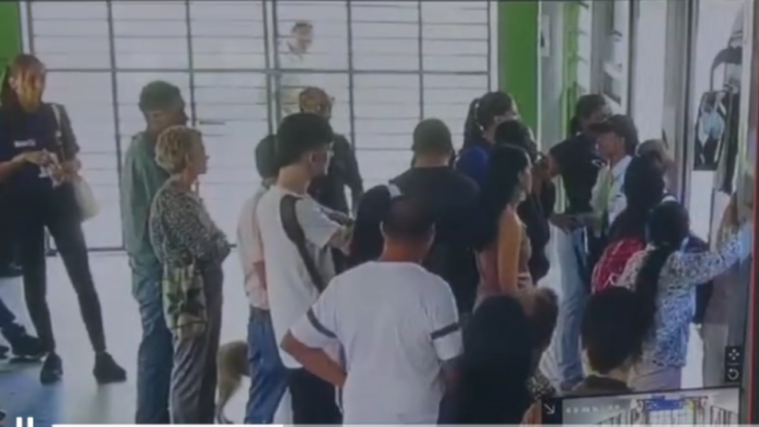 video-|-‘me-lanzo-sin-medir-distancia’:-el-dramatico-relato-de-la-guarda-de-seguridad-arrojada-a-las-vias-del-mio-en-cali