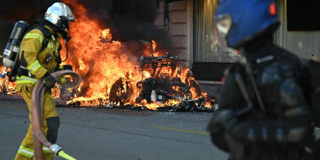 g7-en-evian:-des-millers-de-manifestants-a-geneve-a-l’appel-de-la-coalicion-no-g7;-des-afrontements-ont-lieu-autour-de-l’onu