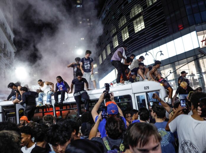 celebraciones-por-final-de-la-nba-generaron-caos-en-nueva-york:-incendiaron-un-autobus-y-balearon-a-adolescente