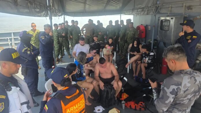 la-armada-nacional-rescato-a-10-naufragos-que-habian-sucumbido-a-la-fuerza-del-mar-en-el-golfo-de-uraba:-entre-los-viajeros-hay-una-menor-de-13-anos
