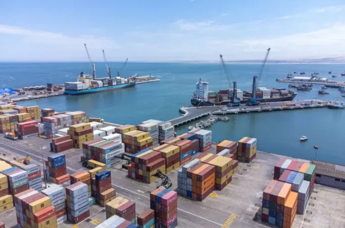 bloqueos-saturan-con-carga-el-puerto-de-arica-en-chile