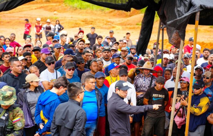 ministro-visito-las-claritas-para-abordar-seguridad-tras-operativo-militar-en-el-que-murio-nino-guerrero