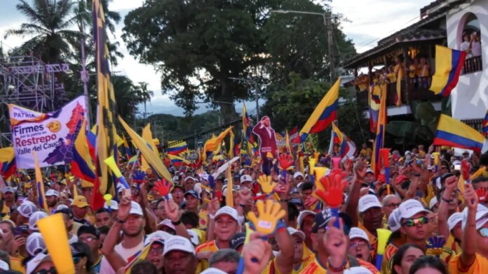 el-cierre-de-campana-de-abelardo-de-la-espriella,-entre-plegarias-al-senor-de-los-milagros,-rugidos,-banderas,-un-tigre-de-felpa-y-multitudes.