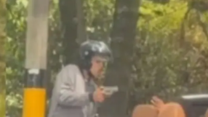 atraco-en-medellin:-en-video-quedo-grabado-el-instante-en-que-hombre-armado-intimida-a-conductor-en-un-semaforo