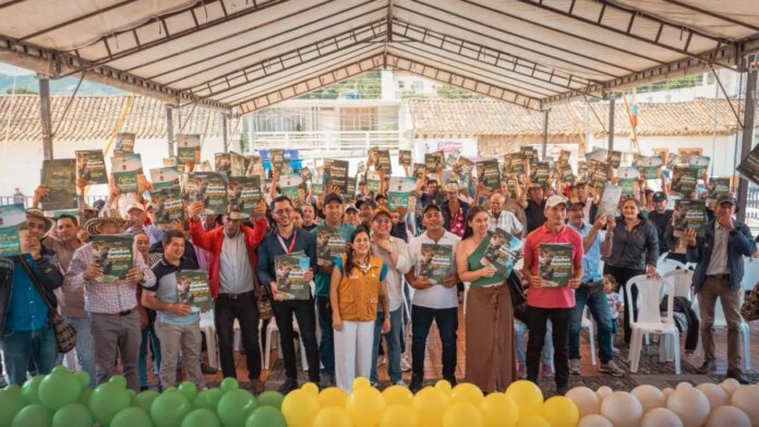 catatumbo:-329-familias-campesinas-en-norte-de-santander-se-convirtieron-en-propietarias-legitimas-de-3.843-hectareas-de-tierra