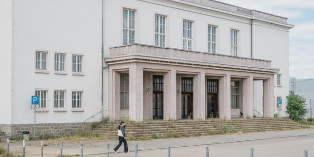 en-ex-alemania-del-este,-en-bitterfeld-wolfen,-un-extremo-derecho-minoritario-mas-incontournable
