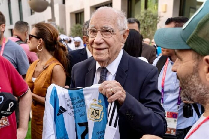 who-is-enrique-macaya-marquez,-the-man-covering-his-18th-world-cup-at-91