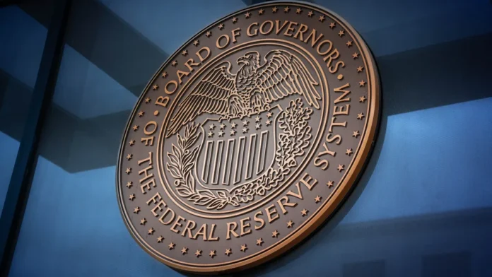 reserva-mantiene-tasas-de-interes,-apunta-a-fin-de-ano-y-cae-wall-street