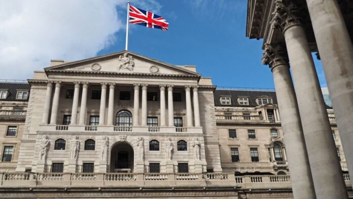el-banco-de-inglaterra-mantuvo-las-tasas-sin-cambios,-aunque-no-descarto-nuevas-subas-en-el-ano