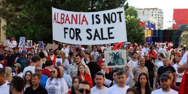 video-albanie-:-la-«-revolution-des-flamants-roses-»-en-imagenes,-contra-el-gobierno-y-la-familia-trump