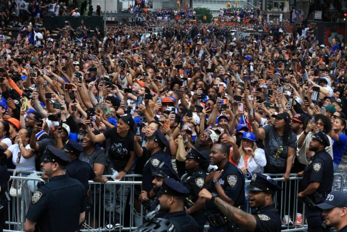 tiroteo-en-times-square-desata-el-panico-tras-el-desfile-de-campeones-de-los-knicks