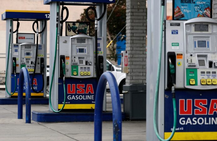 la-gasolina-en-ee-uu-baja-de-los-4-dolares-el-galon-por-primera-vez-desde-finales-de-marzo