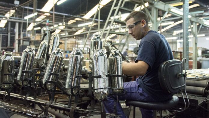 la-confianza-de-industriales-tuvo-en-mayo-la-peor-caida-en-casi-un-ano:-las-empresas-preven-menos-produccion-y-empleo