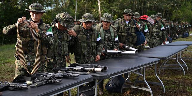 en-colombia,-un-centaine-de-guerilleros-deposent-les-armes,-a-trois-jours-du-second-tour-de-la-presidentielle