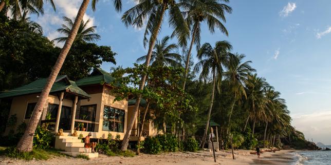 dans-les-iles-de-thailande,-la-chasse-aux-investisseurs-etrangers-et-a-leurs-hommes-de-paille